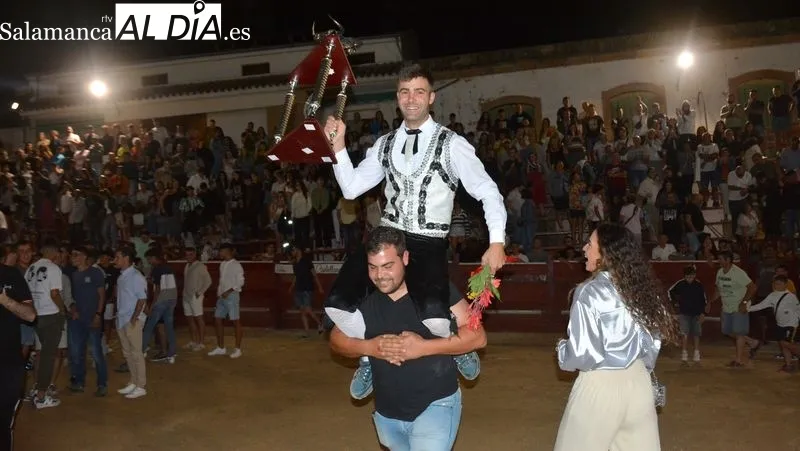 Foto 5 - &Aacute;lvaro S&aacute;nchez 'Chispas' triunfa en el Concurso de Recortes de Lumbrales