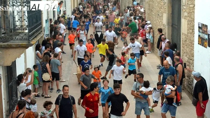 Foto 2 - Los carretones despiertan la afici&oacute;n taurina en los ni&ntilde;os y ni&ntilde;as en Lumbrales