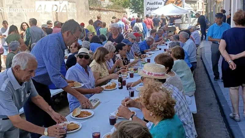 Foto 4 - Lumbrales vive una animada despedida de fiestas con la Feria Hort&iacute;cola y una comida popular