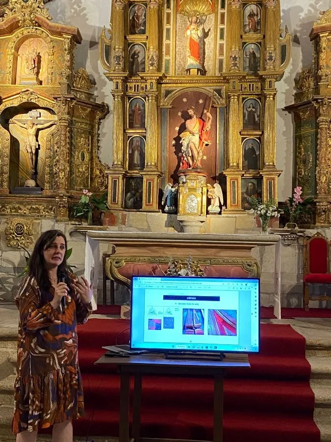 Foto 8 - Explicadas a los vecinos de Puebla de Yeltes y Sepulcro Hilario las restauraciones de sus retablos