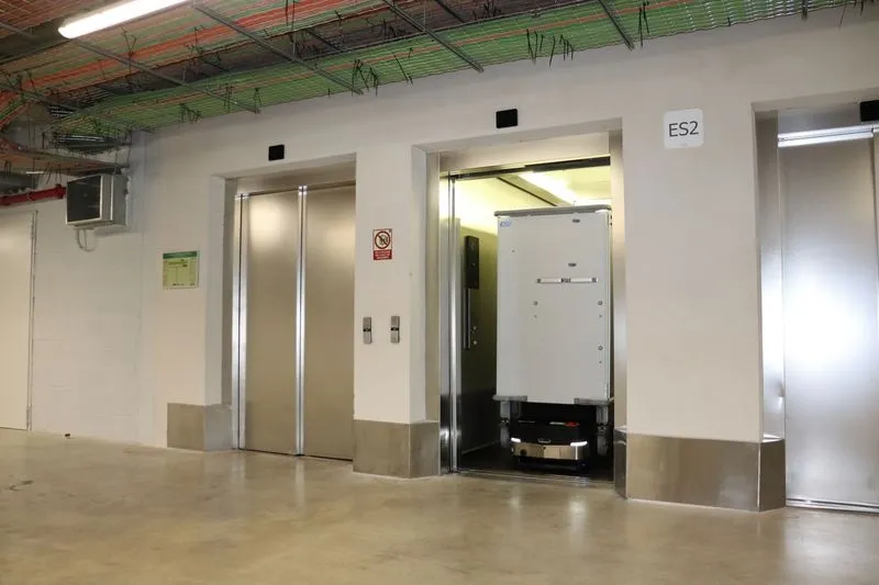 Foto 10 - El Hospital de Salamanca utiliza robots para su log&iacute;stica interna