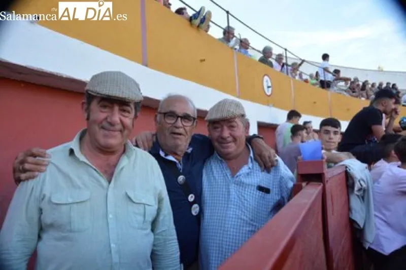 La plaza de toros de Macotera acogía la lidia de dos novillos y vaquillas