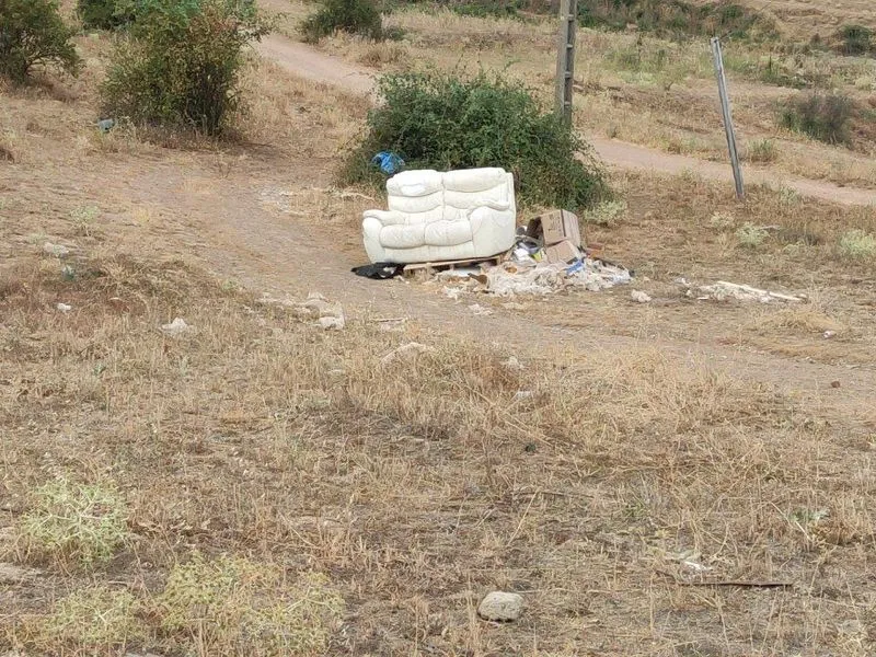 Foto 11 - Los vecinos de Tejares critican los escasos resultados en la limpieza de la basura acumulada en los alrededores del barrio