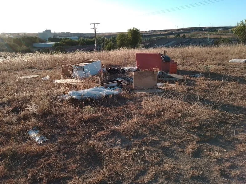 Foto 7 - Los vecinos de Tejares critican los escasos resultados en la limpieza de la basura acumulada en los alrededores del barrio