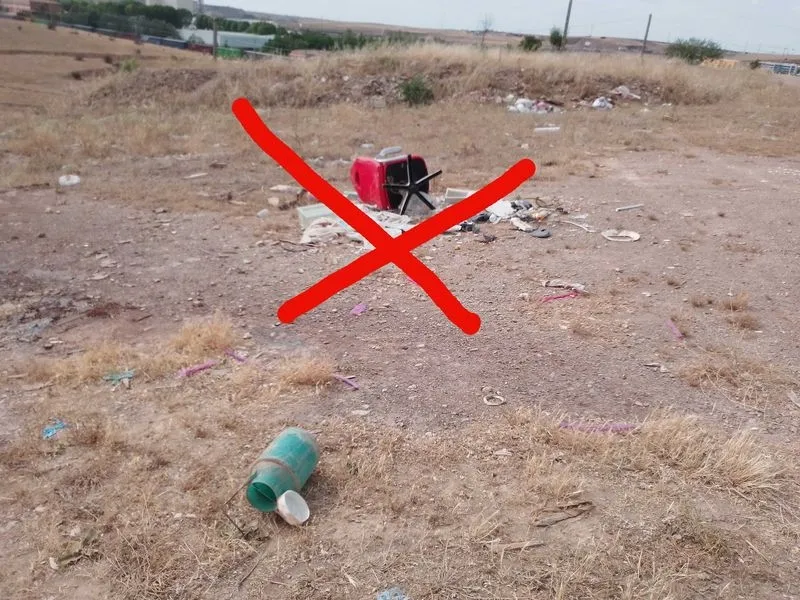 Foto 4 - Los vecinos de Tejares critican los escasos resultados en la limpieza de la basura acumulada en los alrededores del barrio