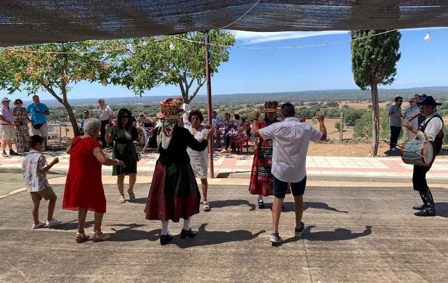 Foto 4 - Castillejo de Azaba honra a la Virgen de F&aacute;tima con ofertorio de roscones incluido