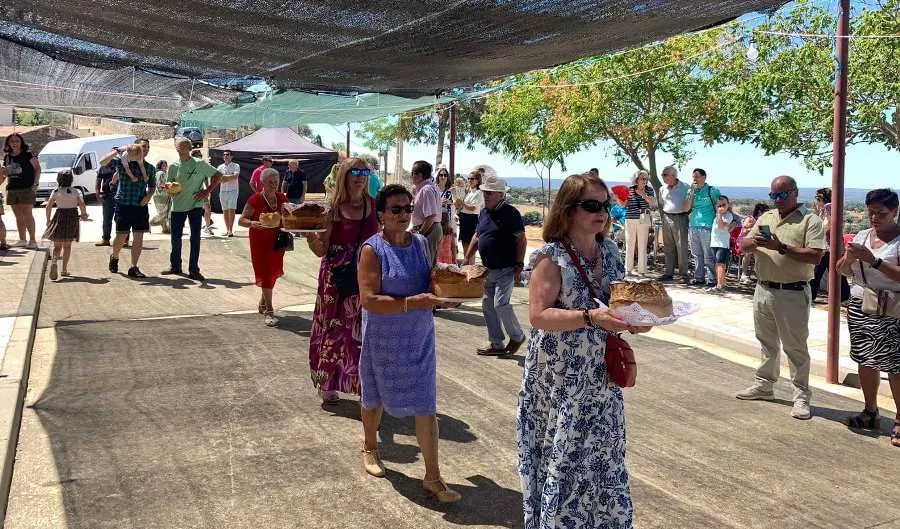 Foto 3 - Castillejo de Azaba honra a la Virgen de F&aacute;tima con ofertorio de roscones incluido