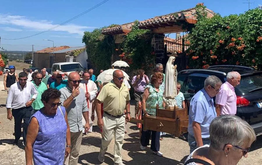 Foto 2 - Castillejo de Azaba honra a la Virgen de F&aacute;tima con ofertorio de roscones incluido