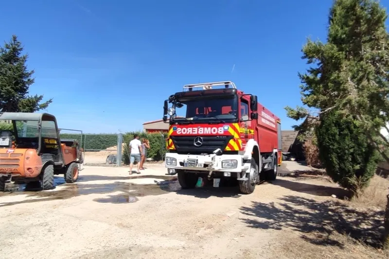 Foto 4 - Extinguido un potente incendio declarado en el Punto Limpio de Palaciosrubios 