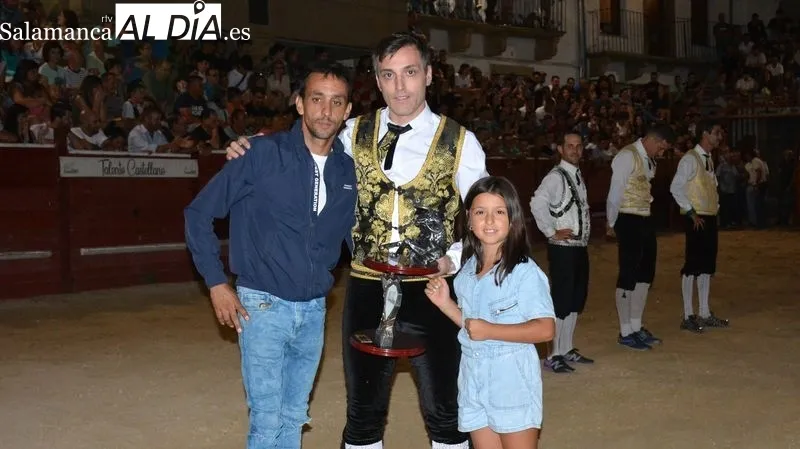 Foto 4 - &Aacute;lvaro S&aacute;nchez 'Chispas' triunfa en el Concurso de Recortes de Lumbrales
