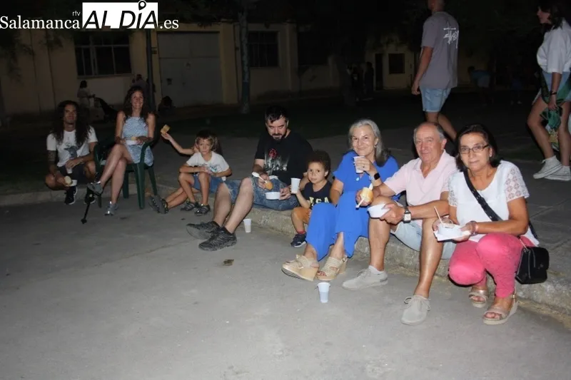 La zona de las carpas acogía una degustación de patatas meneás y un concurso Dj