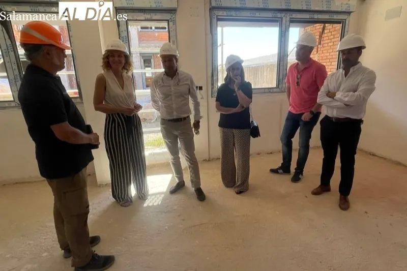 Maria Pardo, directora de Vivienda, visitaba las casas de Camineros junto a la alcaldesa Carmen Ávila