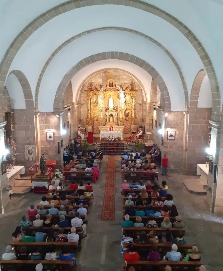 Foto 2 - Explicadas a los vecinos de Puebla de Yeltes y Sepulcro Hilario las restauraciones de sus retablos