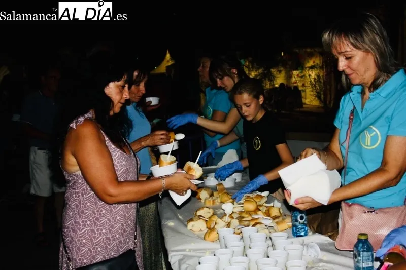 La zona de las carpas acogía una degustación de patatas meneás y un concurso Dj