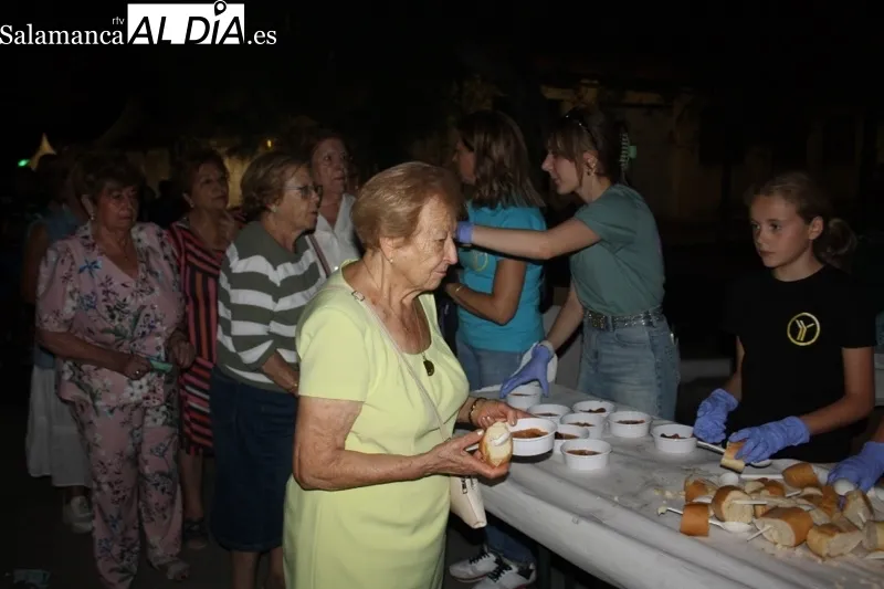 La zona de las carpas acogía una degustación de patatas meneás y un concurso Dj