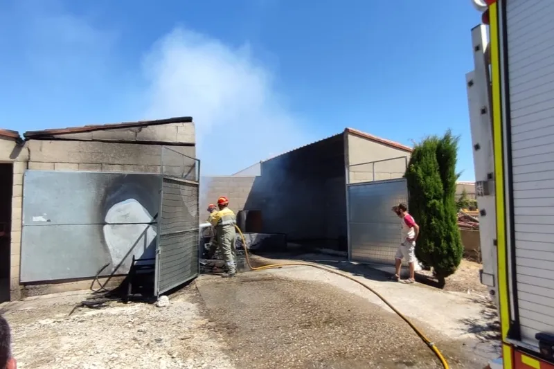 Foto 3 - Extinguido un potente incendio declarado en el Punto Limpio de Palaciosrubios 