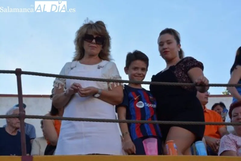 La plaza de toros de Macotera acogía la lidia de dos novillos y vaquillas