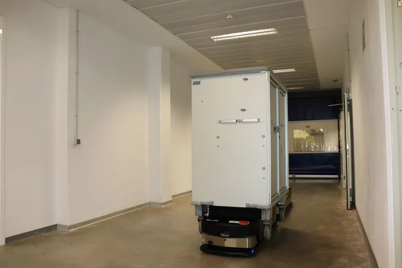 Foto 2 - El Hospital de Salamanca utiliza robots para su log&iacute;stica interna