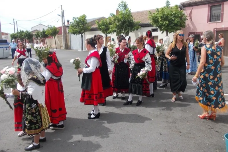 El Campo de Peñaranda celebraba este 15 de agosto su tradicional ofrenda floral