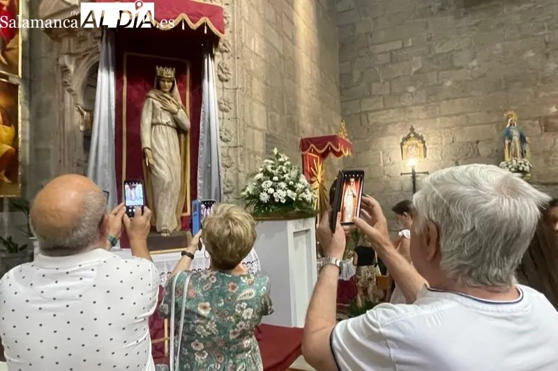 La iglesia parroquial acogía la presentación de la patrona de Peñaranda, Santa María Reina