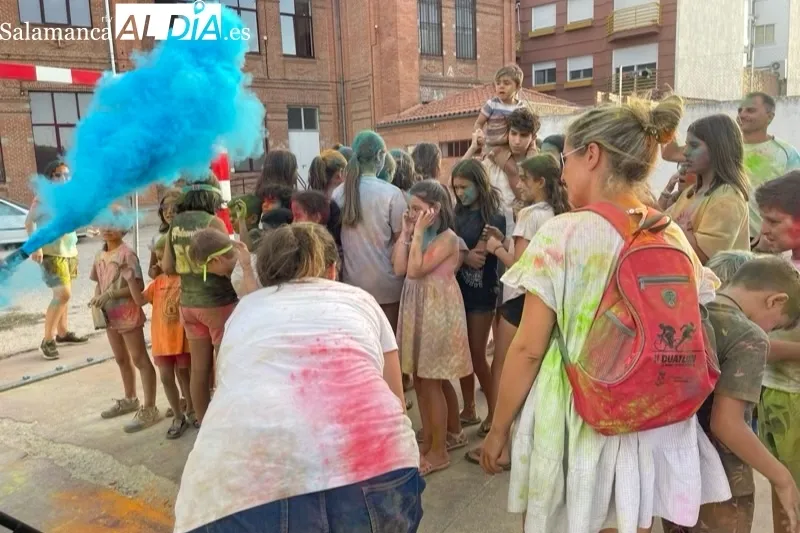 Grandes y pequeños disfrutaban con una Colour Party este viernes de Ferias