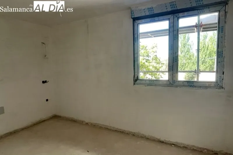 Maria Pardo, directora de Vivienda, visitaba las casas de Camineros junto a la alcaldesa Carmen Ávila