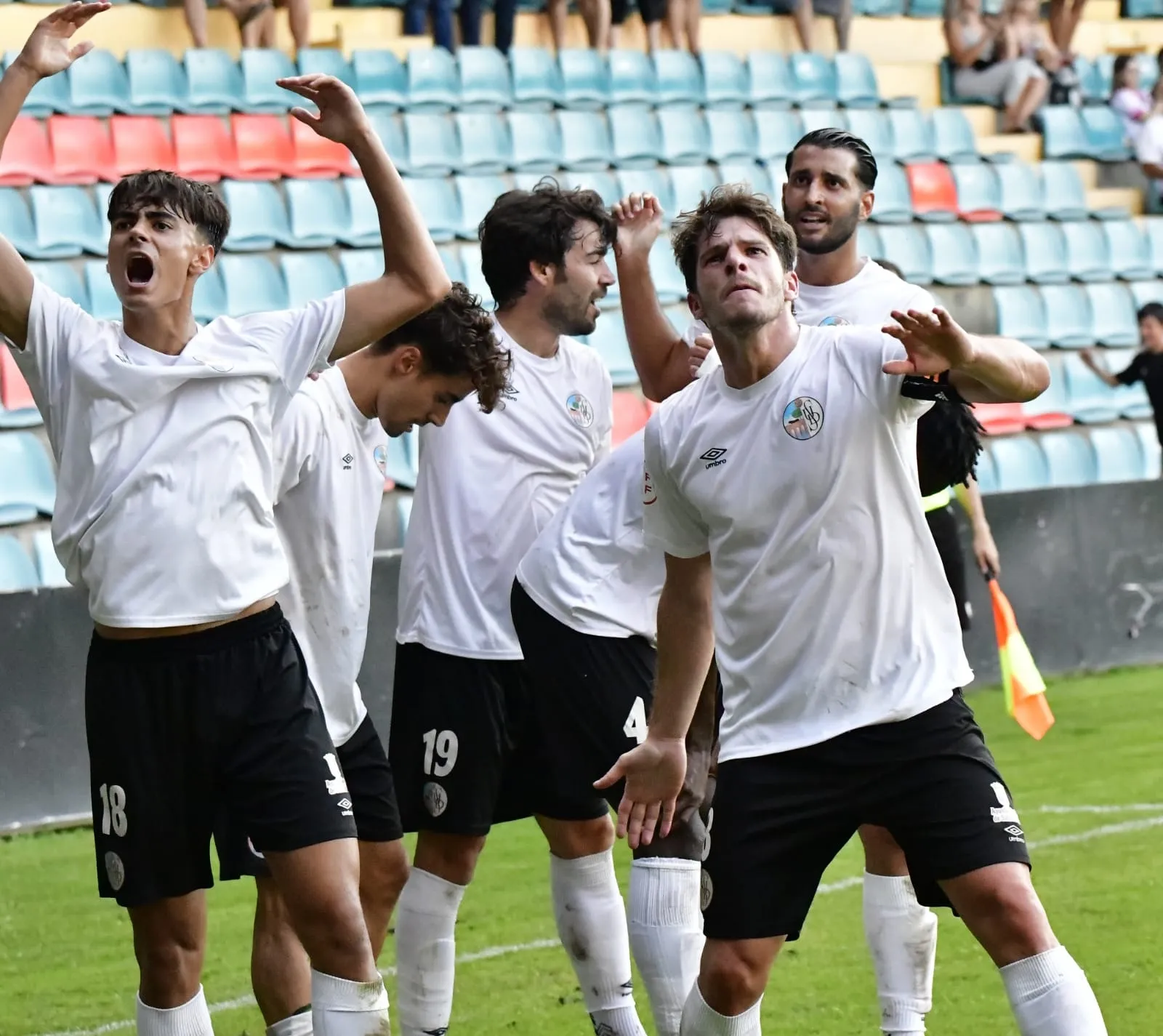 Imágenes del partido y del público del encuentro Salamanca UDS contra el Atlético Bembibre. Fotos: Ramón Vicente