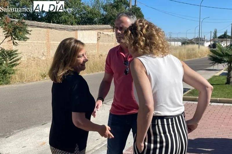 Maria Pardo, directora de Vivienda, visitaba las casas de Camineros junto a la alcaldesa Carmen Ávila