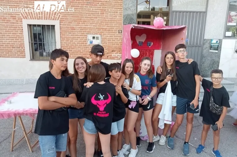 Las peñas de Aldeaseca dan la bienvenida a las fiestas en honor a la Virgen de la Asunción