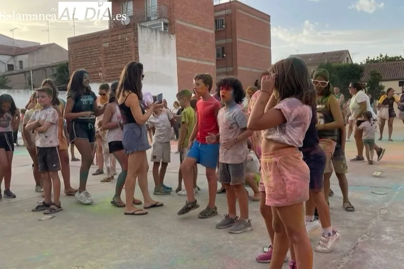 Grandes y pequeños disfrutaban con una Colour Party este viernes de Ferias