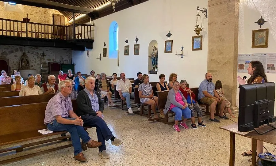 Foto 7 - Explicadas a los vecinos de Puebla de Yeltes y Sepulcro Hilario las restauraciones de sus retablos