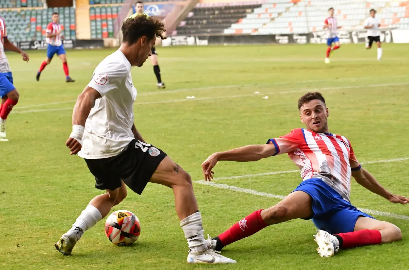 Imágenes del partido y del público del encuentro Salamanca UDS contra el Atlético Bembibre. Fotos: Ramón Vicente