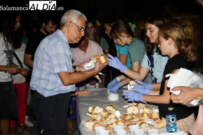 La zona de las carpas acogía una degustación de patatas meneás y un concurso Dj