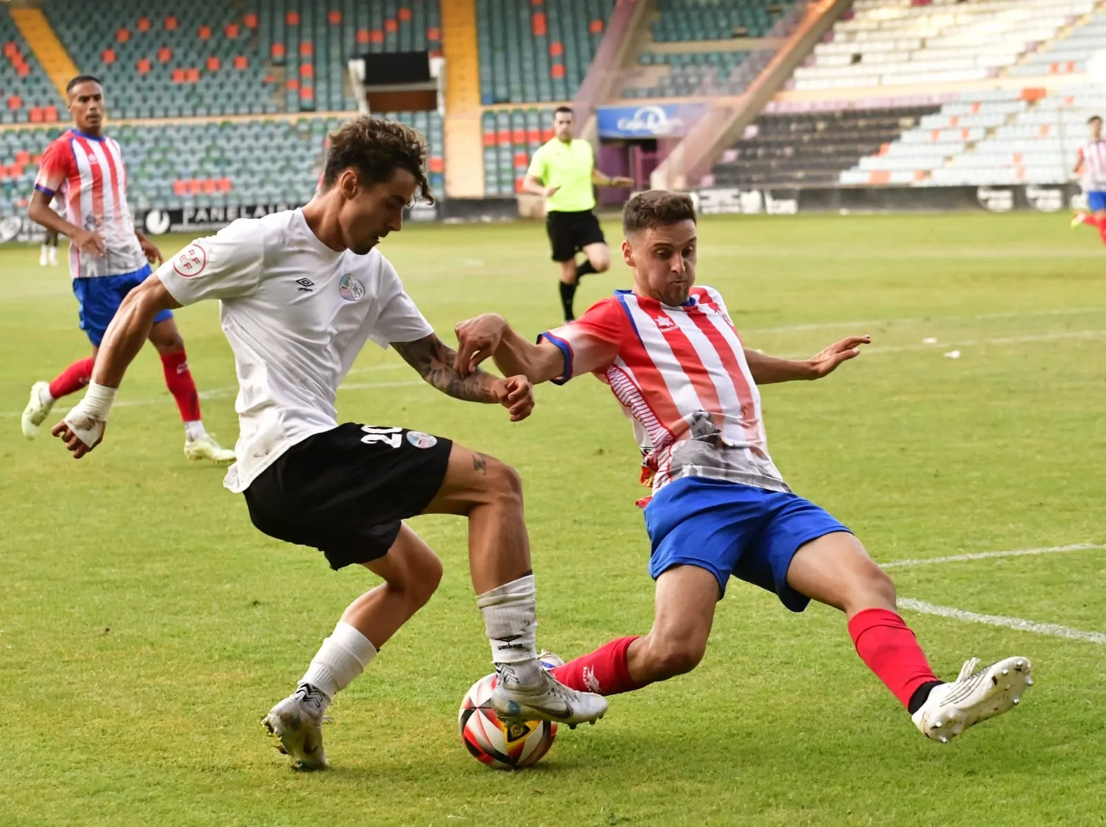 Imágenes del partido y del público del encuentro Salamanca UDS contra el Atlético Bembibre. Fotos: Ramón Vicente