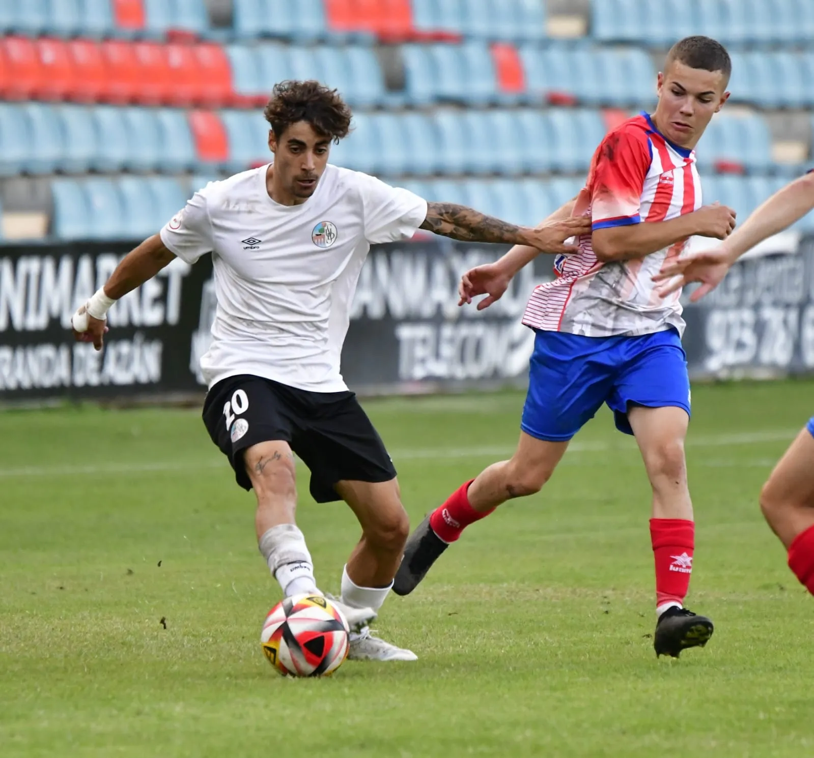 Imágenes del partido y del público del encuentro Salamanca UDS contra el Atlético Bembibre. Fotos: Ramón Vicente