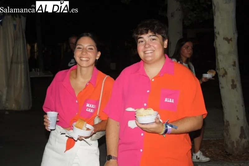 La zona de las carpas acogía una degustación de patatas meneás y un concurso Dj