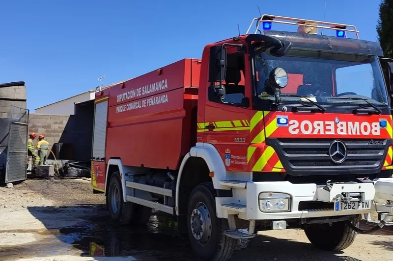 Foto 6 - Extinguido un potente incendio declarado en el Punto Limpio de Palaciosrubios 