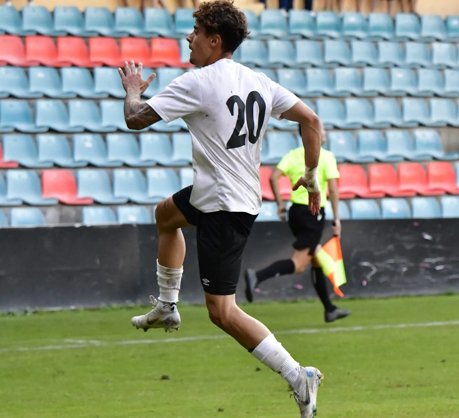 Imágenes del partido y del público del encuentro Salamanca UDS contra el Atlético Bembibre. Fotos: Ramón Vicente