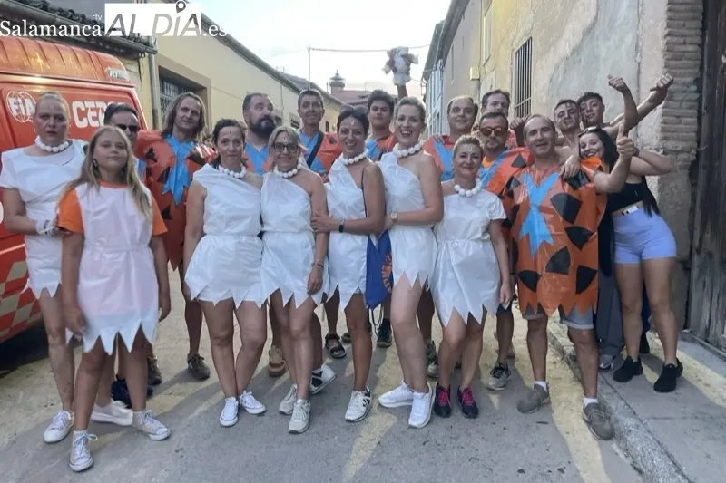 Foto 10 - Colorida y multitudinaria bienvenida a las fiestas de San Roque 2023 en Macotera