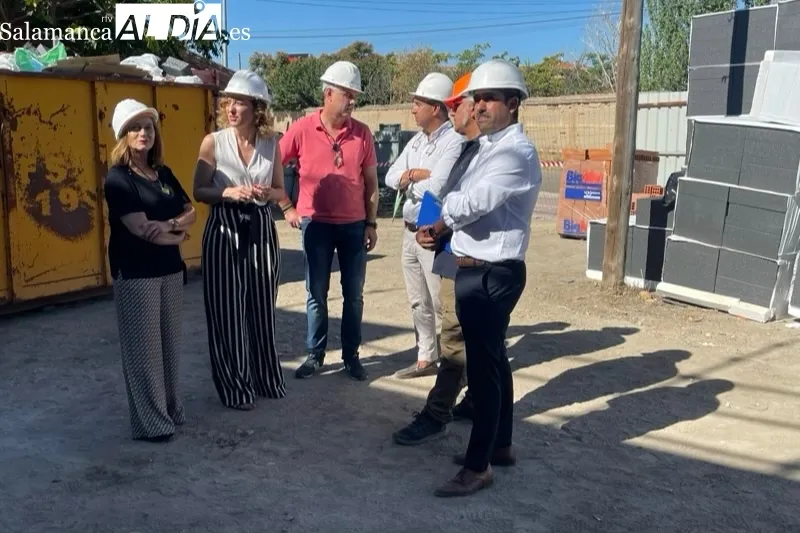 Maria Pardo, directora de Vivienda, visitaba las casas de Camineros junto a la alcaldesa Carmen Ávila