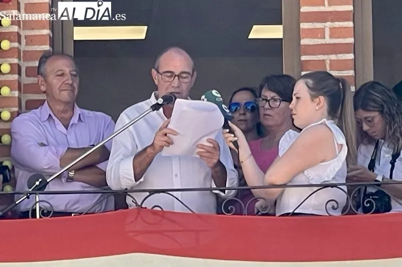 Foto 2 - Una multitud de personas baila al son de la charrada en honor a San Roque en su hist&oacute;rica procesi&oacute;n