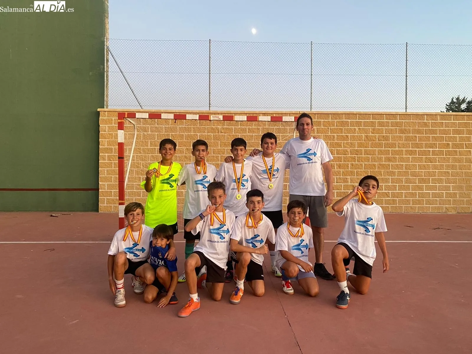 El equipo Ferri Peñaranda celebraba sus doble victoria en fútbol sala con una merienda
