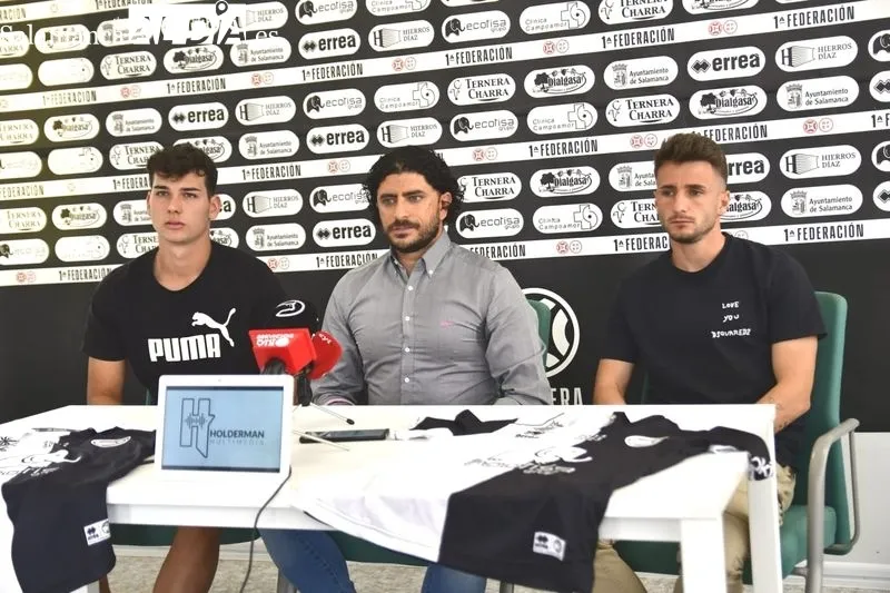 Rubén Andrés, director deportivo de Unionistas, entre Asier Teijeira y Ekaitz Jiménez