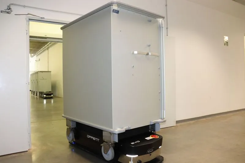 Foto 4 - El Hospital de Salamanca utiliza robots para su log&iacute;stica interna