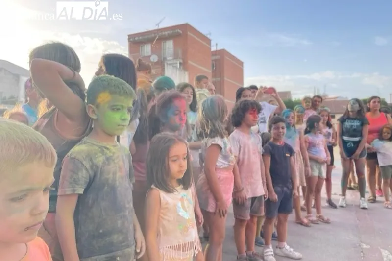Grandes y pequeños disfrutaban con una Colour Party este viernes de Ferias