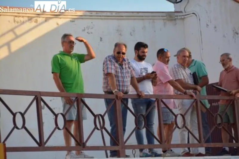 La plaza de toros de Macotera acogía la lidia de dos novillos y vaquillas