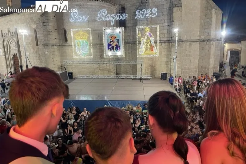 Foto 4 - Colorida y multitudinaria bienvenida a las fiestas de San Roque 2023 en Macotera