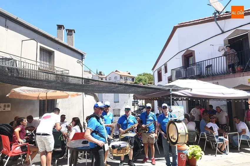 Foto 2 - Ambiente festivo en las calles de Robleda
