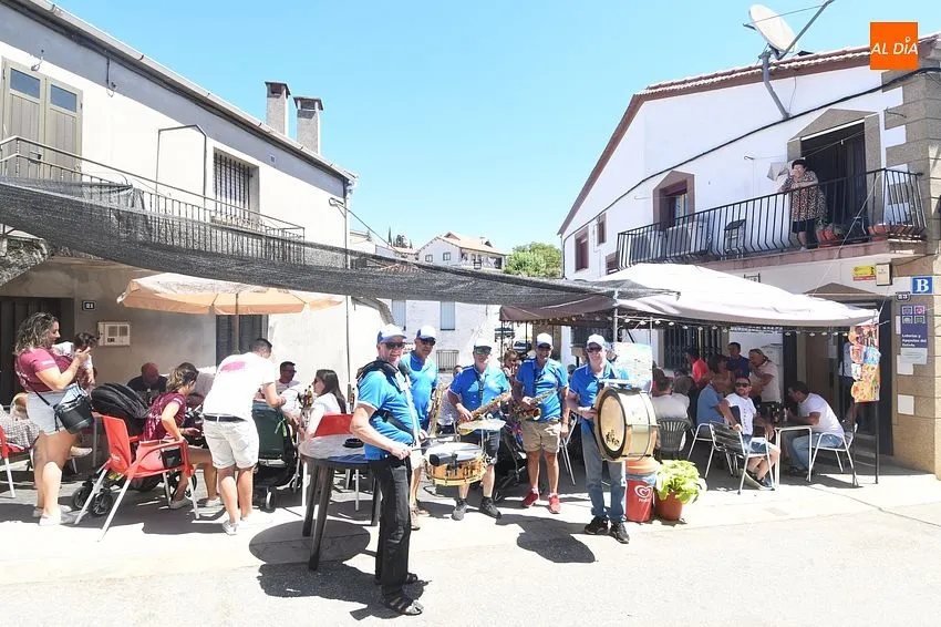 Foto 3 - Ambiente festivo en las calles de Robleda