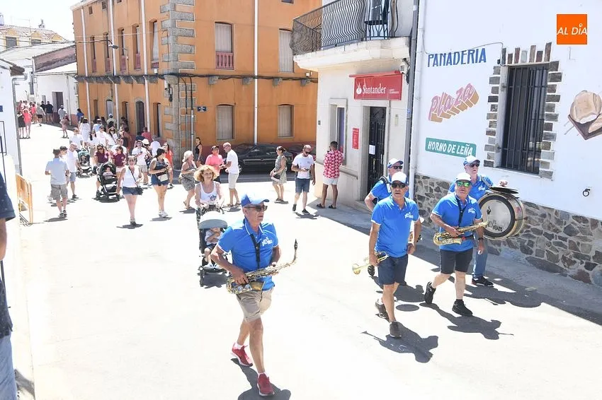 Foto 4 - Ambiente festivo en las calles de Robleda